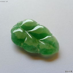 冰糯种阳绿起荧光翡翠精品叶子挂件 自然与工艺的完美融合