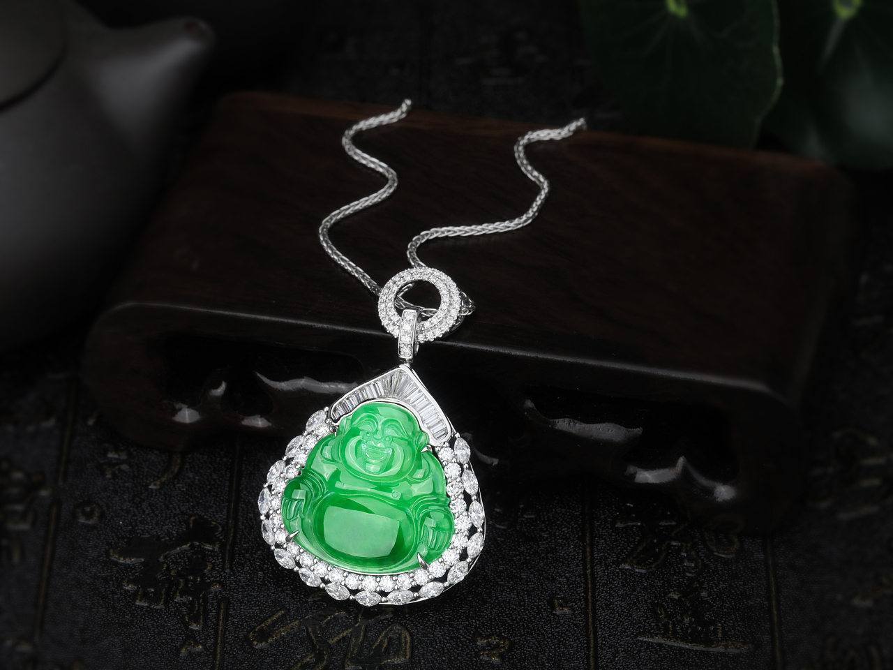 翡翠佛公吊坠 方寸之间见慈悲——产品摄影的艺术表达