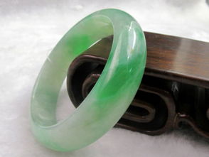 厂价买翡翠和田玉，热线打爆？揭秘免费领背后的真相