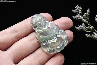 翡翠奇珍 玻璃种强荧光观音玉坠，水润灵韵之美